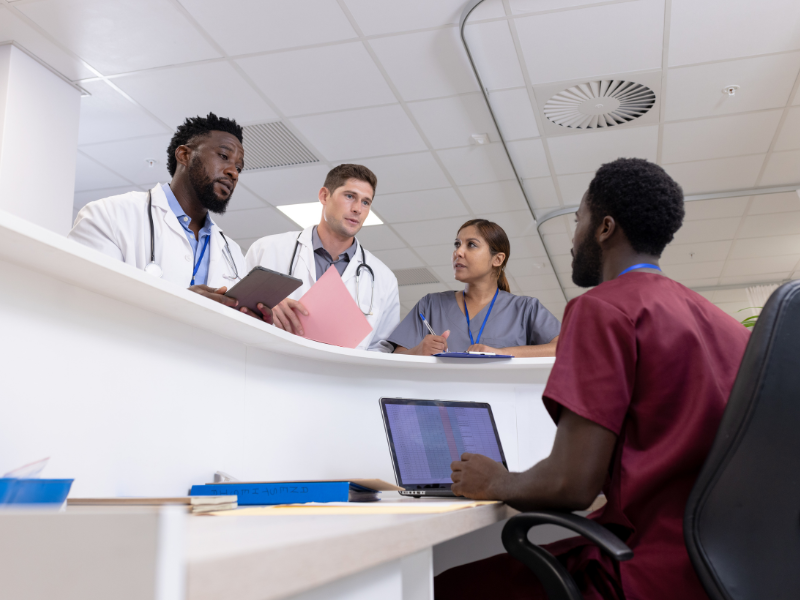 Colaboradores de instituição de saúde.